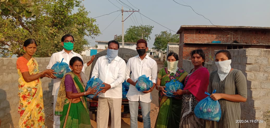 ICDS_Devarkonda's tweet photo. #కొండభీమనపల్లి AWC-2, 
Thurpupally Sector, 
Devarakonda Project, 
Nalgonda Dist. Telangana
#AWTకడారిపార్వతమ్మ మరియు తన భర్త కడారి తిరుపతయ్య లు
వలస కార్మికులకు మరియు  నిరుపేదలైన 300 కుటుంబాలకు 6 కేజీల వివిధ రకాల కూరగాయలు పంపిణీ చేశారు https://t.co/qt3XNTY1zu