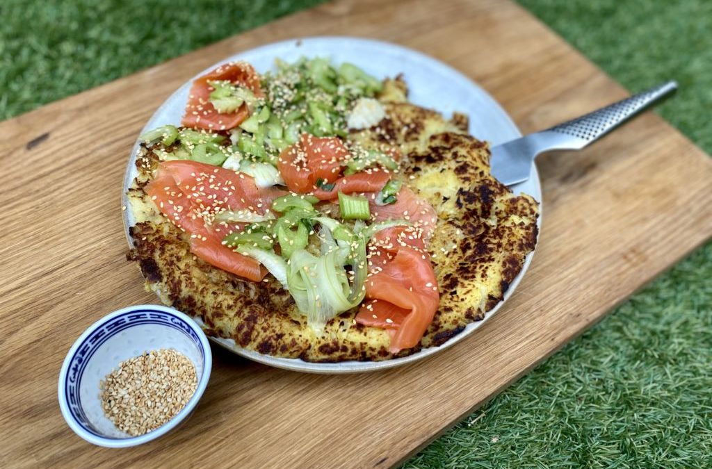 LotKookt's tweet photo. Family favorite, makkelijk en lekker: Rösti met gerookte zalm, Aziatische selderijsalade en sesam. https://t.co/rMli7KhYlq https://t.co/qI9X69Hrkm