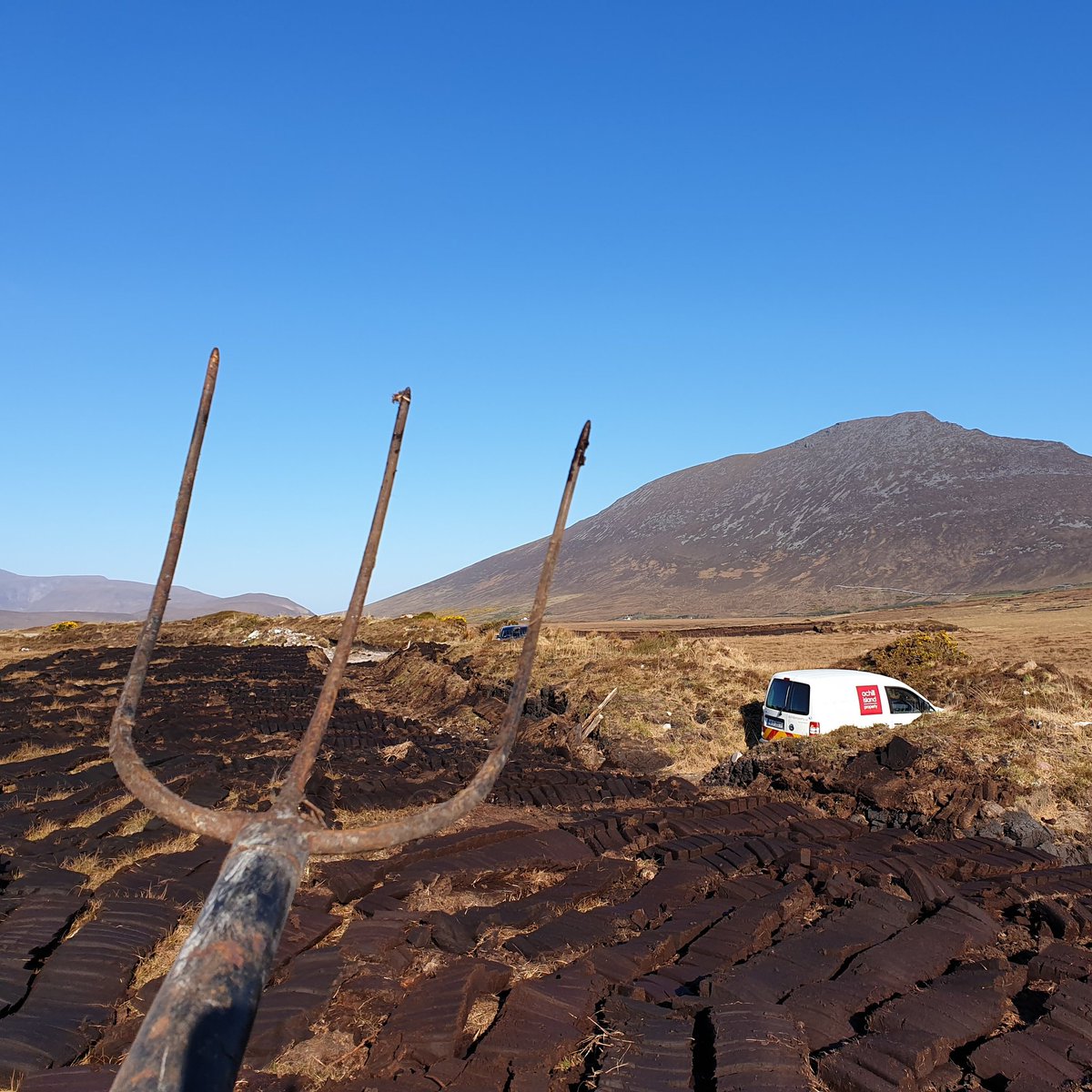 achillproperty's tweet photo. Ultimate social distancing tool 🤭 ... or turf spreading life saver 🤔? Think I better try it on the turf 😀
🌏 https://t.co/pKDp1bgXKB

#stayhome #staysafe #remoteworking #islandlife #achillislandproperty https://t.co/Lt5j9X9Wi4
