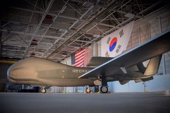 أمريكا تسلم كوريا الجنوبية ثاني طائرة مسيرة من طراز جلوبال هوك EWHOMgjWoAEcY0Z?format=jpg&name=small