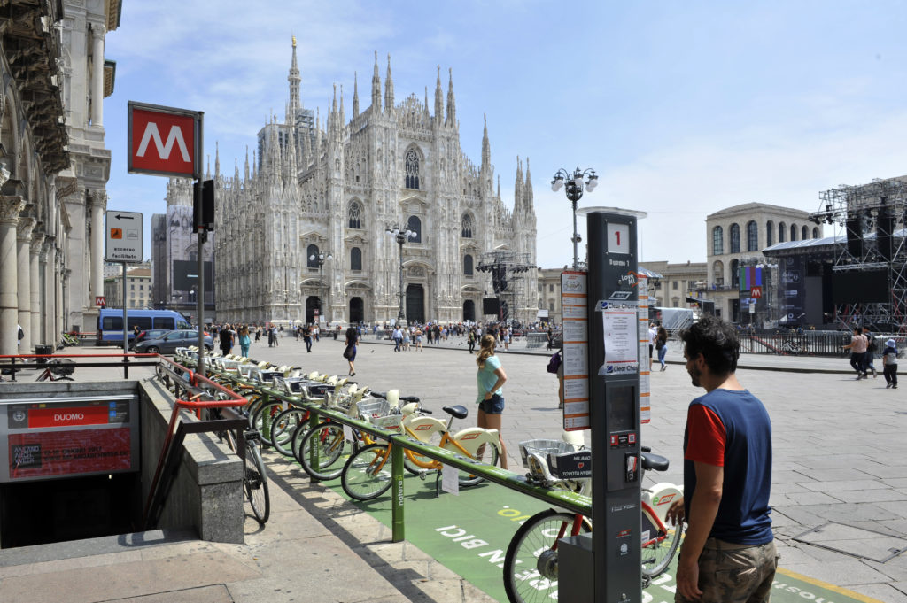 Milan 🇮🇹 announces ambitious plans for walking and cycling in response to #COVID19:

Cycle lanes🚲 
Lower speeds ⬇️
People-friendly streets 🚶‍♀️

Fantastic to see our members leading the way on #urbanmobility 👏👏

bit.ly/3eCgCth