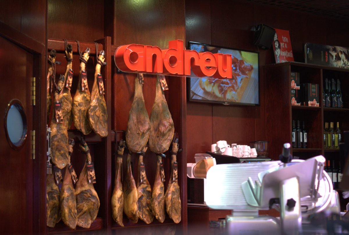 granvia2's tweet photo. Andreu Gastronomia segueix amb tu 🤗 El producte i servei de qualitat perquè a casa no et falti de res 👌🏻 Els trobaràs al nostre centre de 9 a 19 h 🍖 https://t.co/UE3URImsIC