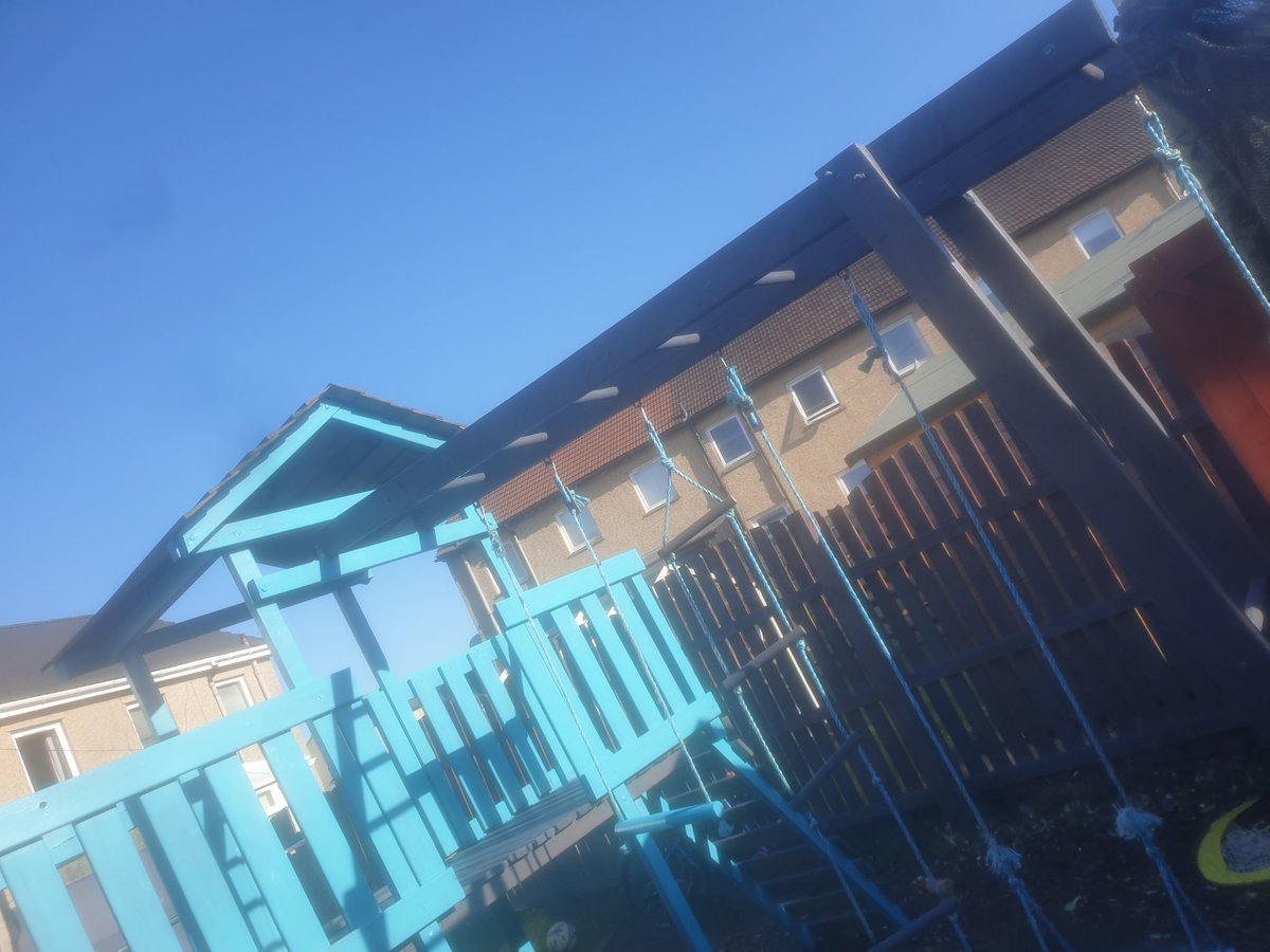 leighxtx's tweet photo. L &amp; C yummy cakes 😋 they've also been working hard helping transform our garden from red to nice and bright and colourful 😂 https://t.co/RoIdQOc6zK