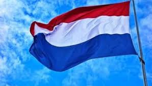 Dit jaar gaan alle activiteiten op Koningsdag en 4 en 5 mei niet door. Daarom is er een ander protocol voor vlaggen. Je mag 'm op 4 mei de hele dag halfstok hangen. Dit is ter nagedachtenis van de oorlogsslachtoffers. Op 5 mei steken we de vlag uit om de vrijheid uit te dragen.