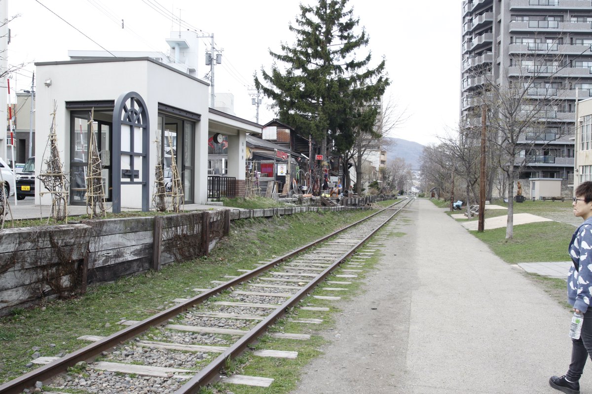 quzillayama's tweet image. こんにちは、おたる！

御存知、復元された色内駅です。
色内駅について調べると、かつての駅舎は50m程度手宮よりもあったらしいです。
現在カオスな住宅（ごめんなさい）のあたりになる、ととあるネットの記事にはあるのですが、本当なのかとても気になるところ。

#小樽よいとこ #小樽酔いとこ