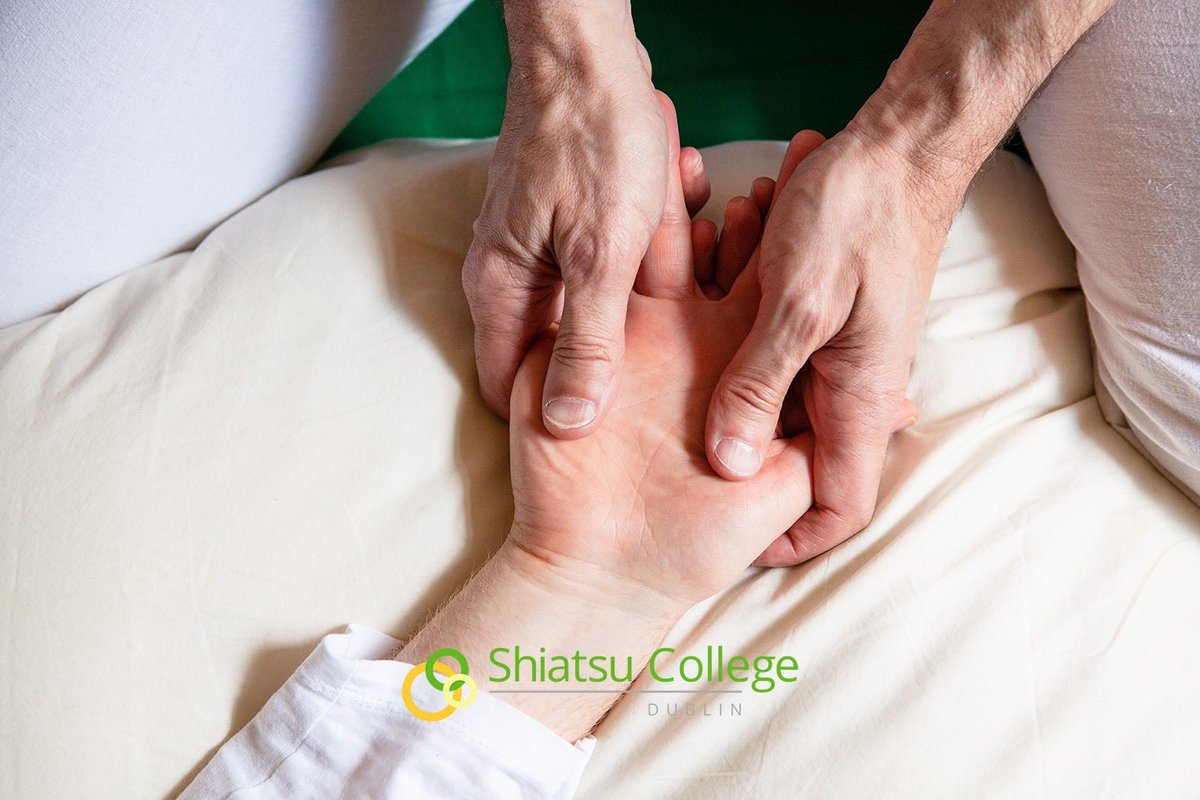 ShiatsuClinic's tweet photo. Hand #Shiatsu can be wonderfully soothing for painful #joints, #Carpal Tunnel. Shiatsu brings space into tight joints, stretches fascia and muscle. If you work with your hands on checkout counters, typing on #keyboards, creating #design work using a # mouse, ... this is for you. https://t.co/sbj0B7dGu9