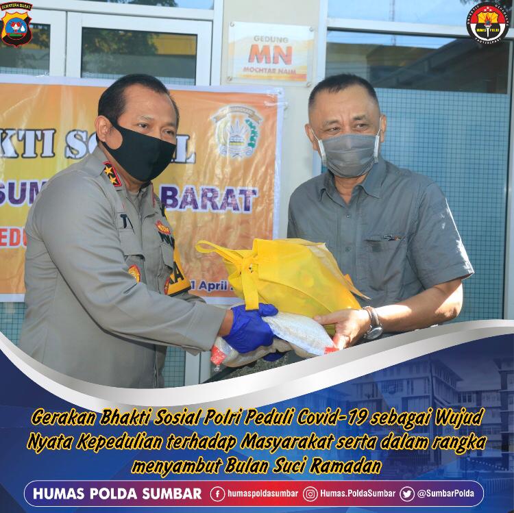 RiskiTftt's tweet photo. Peduli masyarakat terdampak Covid-19, Polri lakukan kegiatan Bhakti Sosial untuk ringankan beban masyarakat.

#BaksosPolriPeduli https://t.co/68jvyqxO46