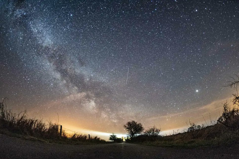 esa's tweet photo. 🌠 Skywatchers! The #Lyrids meteor shower peaks tonight and early tomorrow morning. The Lyrids shower usually produces about 20 meteors per hour at its peak. Lyrid meteors radiate from near the bright star Vega in the constellation Lyra 👉 https://t.co/CfMXZvY0dQ @esascience https://t.co/AqimWMSAUq
