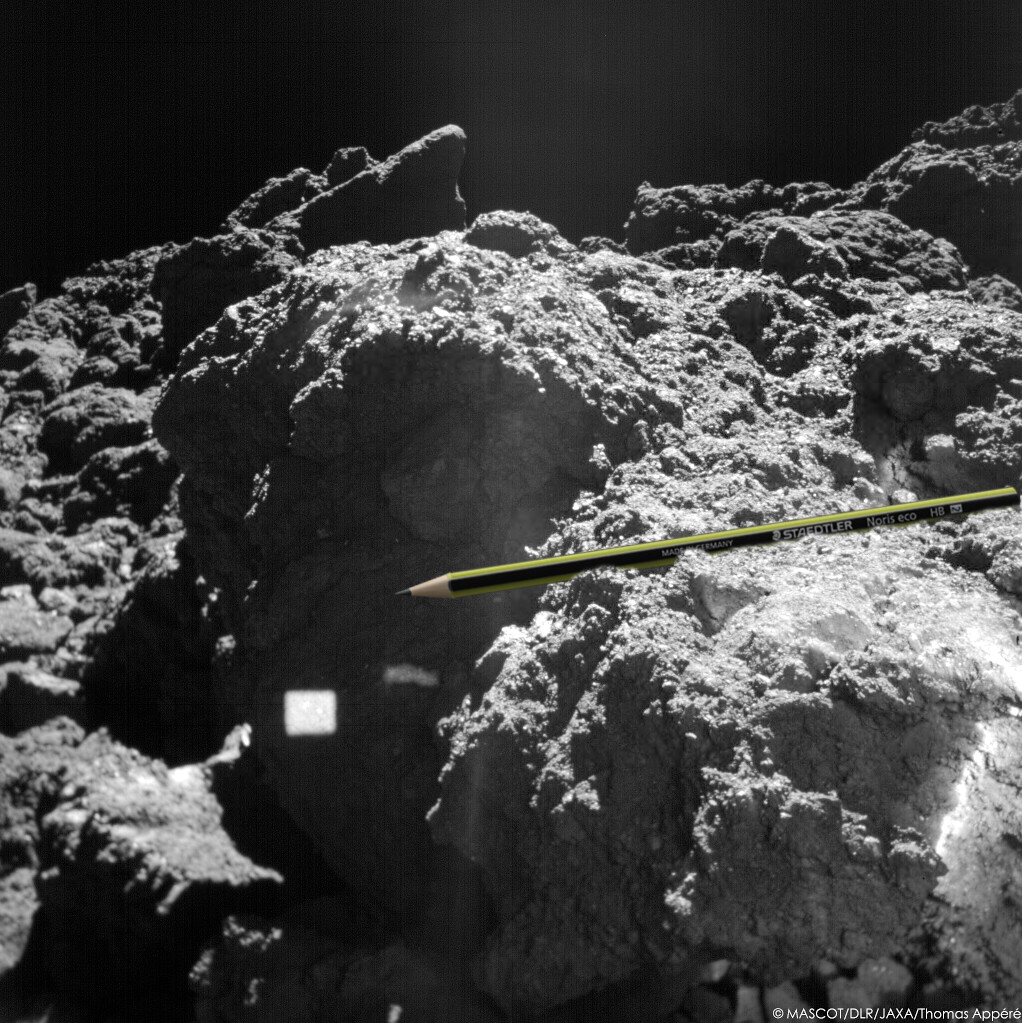 Le 3e jour sur Ryugu, MASCOT photographie la surface à midi et en fin d'après-midi. Le carré brillant sur les 2 photos est la lumière réfléchie du Soleil sur le cube d'alignement du robot et donne l'échelle des images.MASCOT s'éteint finalement après 17h passée sur Ryugu.