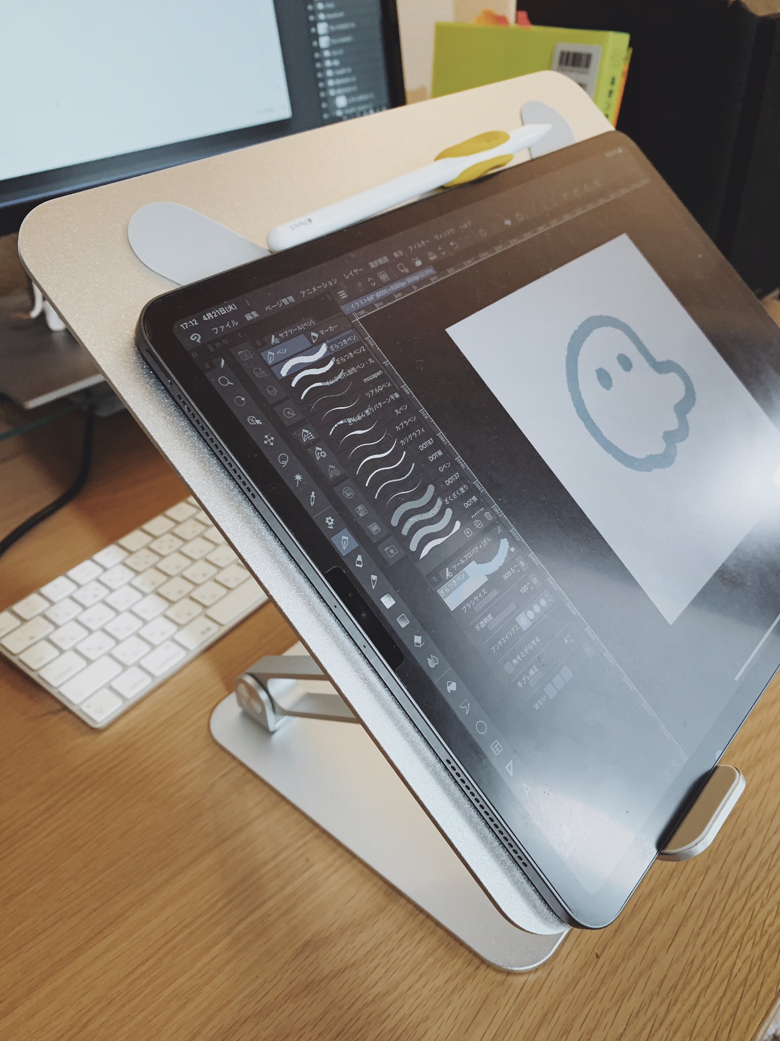 Her Booth通販中 Ipad Pro 今まで純正のキーボードつけて作業してたんだけど イラスト仕事のときあまりにも疲れるのでbo Yataのスタンド買ったぞ なんか前見た時より値上がりしてるけど在宅需要 しっかりしてるし見た目もシルバーでmacたちと親和性