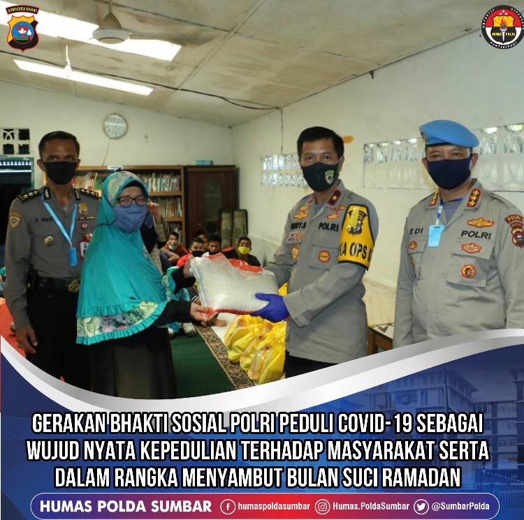 RiskiTftt's tweet photo. Peduli masyarakat terdampak Covid-19, Polri lakukan kegiatan Bhakti Sosial untuk ringankan beban masyarakat.

#BaksosPolriPeduli https://t.co/hilm0tw8Wd