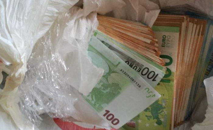 LuinoNotizie's tweet photo. Spaccio di #coca nel parcheggio di un negozio tra #Gemonio e #Besozzo, arrestato un 43enne. In casa gli agenti della Polizia hanno trovato anche 18mila euro circa in contanti
https://t.co/hc5DXvxiwC https://t.co/sJTH3p2LUC