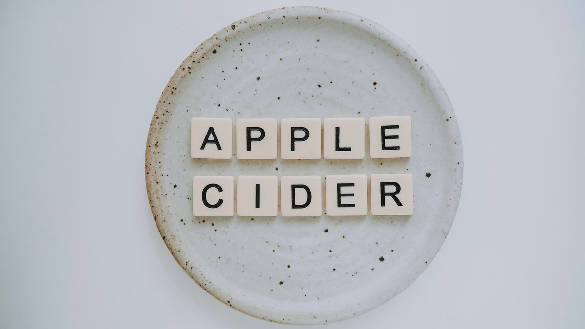 Apple cider vinegar contains lots of  natural #alphahydroxyacids which gently exfoliate the skin by dissolving dead skin cells. It is particularly good for #acne so works as a great alternative to a toner or astringent 💚
...
#toner #astringent #applecidervinegar #ethicalbeauty