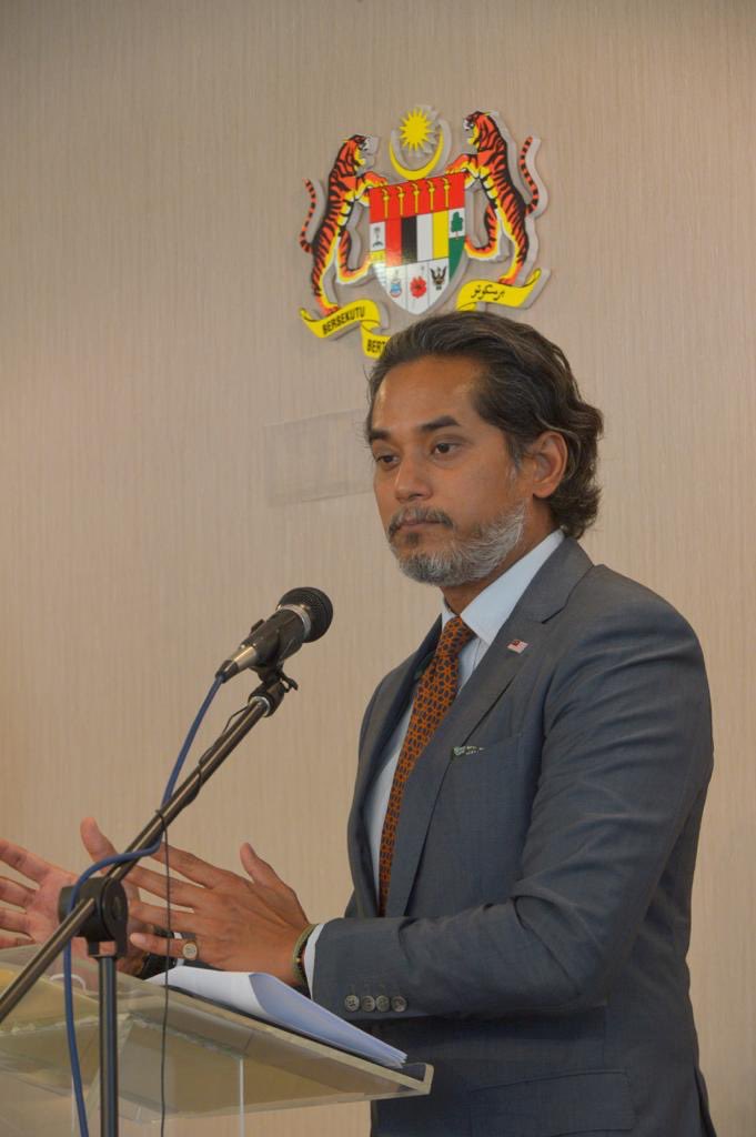 Khairykj's tweet photo. Sebagai negara yang tidak ada fasiliti pembangunan vaksin manusia, Malaysia perlu gerakkan diplomasi sains untuk bekerjasama dengan negara-negara yang sedang membangunkan vaksin supaya kita dapat akses kepada vaksin COVID-19 dengan cepat apabila ia dihasilkan. https://t.co/8RPuMVo71H