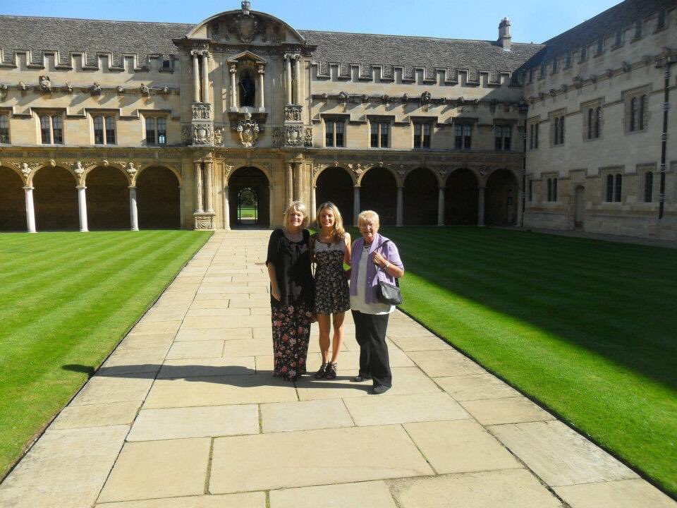 4. I went down to Oxford the night before freshers week and stayed in a hostel with my mum and nan. I cried all night. The following morning we walked around  @StJohnsOx and couldn’t believe I’d be living there! I put on a brave face but I was terrified and wanted to come home.