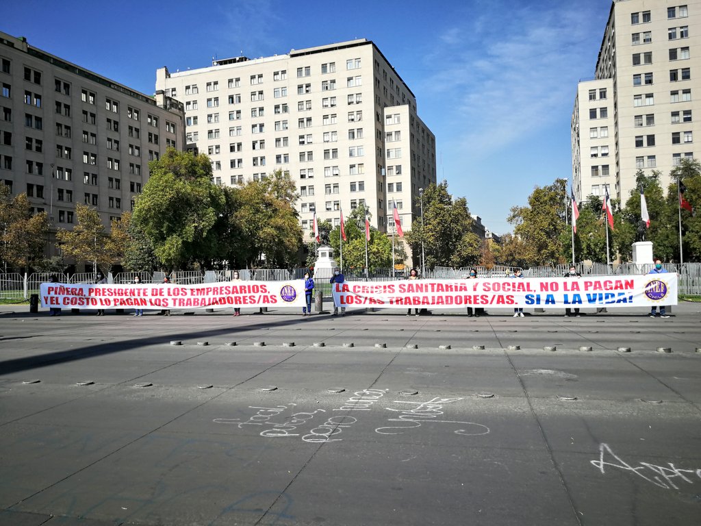 caluzca's tweet photo. 🔴 Tras desplegar dos lienzos en el frontis de La Moneda fuimos detenidos arbitrariamente hoy 10 dirigentes @anefchile uno de ellos dice:"La crisis sanitaria y social no la pagan los/as trabajadores/as.Si a la vida!“
#COVIDー19 #EmergenciaSanitaria #quedatencasa
#NoHayNormalidad https://t.co/ocykDrbY9M
