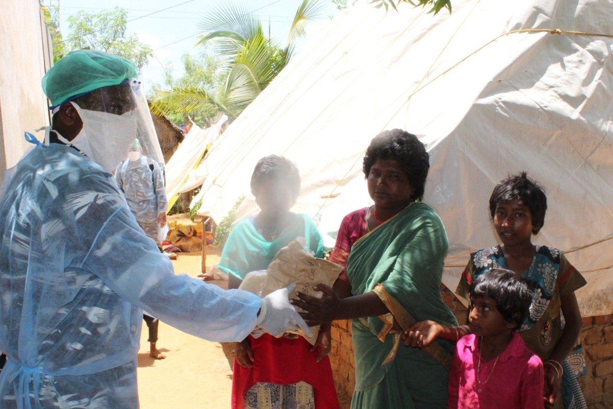 On 21/4, 50 BPL/needy families of JJ nagar, Veerapuram were each given 05 reusable masks, 02 pairs gloves,1/2 Kg detergent, 1 toilet soap &amp;1L handwash.The area was also sanitized.
#COVID19
<a href="/crpfindia/">🇮🇳CRPF🇮🇳</a> 
<a href="/CRPF_sector/">SOUTHERN SECTOR CRPF</a> 
<a href="/CMOTamilNadu/">CMOTamilNadu</a> <a href="/chennaipolice_/">GREATER CHENNAI POLICE -GCP</a> 
<a href="/chennaicorp/">Greater Chennai Corporation</a>