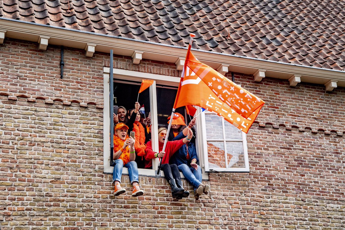 🧡 #oranjebinnen Doe je ding op koningsdagthuis.nl. Je hebt een publiek van 17 miljoen mensen. Op afstand maar toch samen. #wijamersfoort 🧡