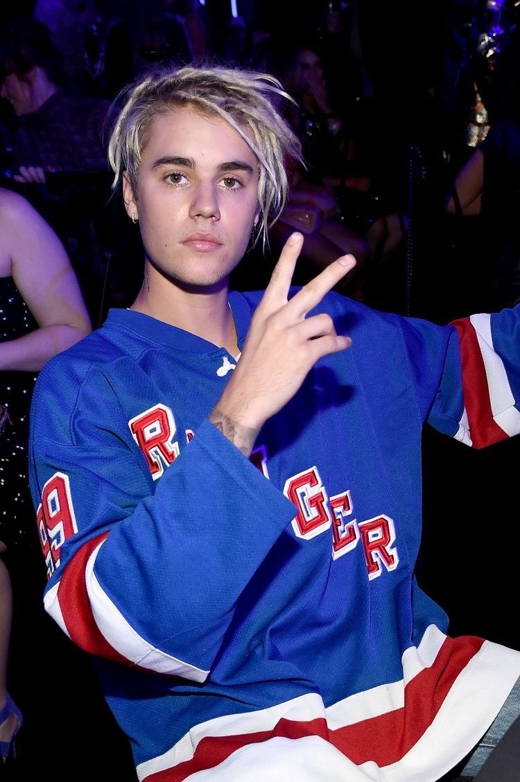 Justin Bieber as Hailey Bieber: A thread