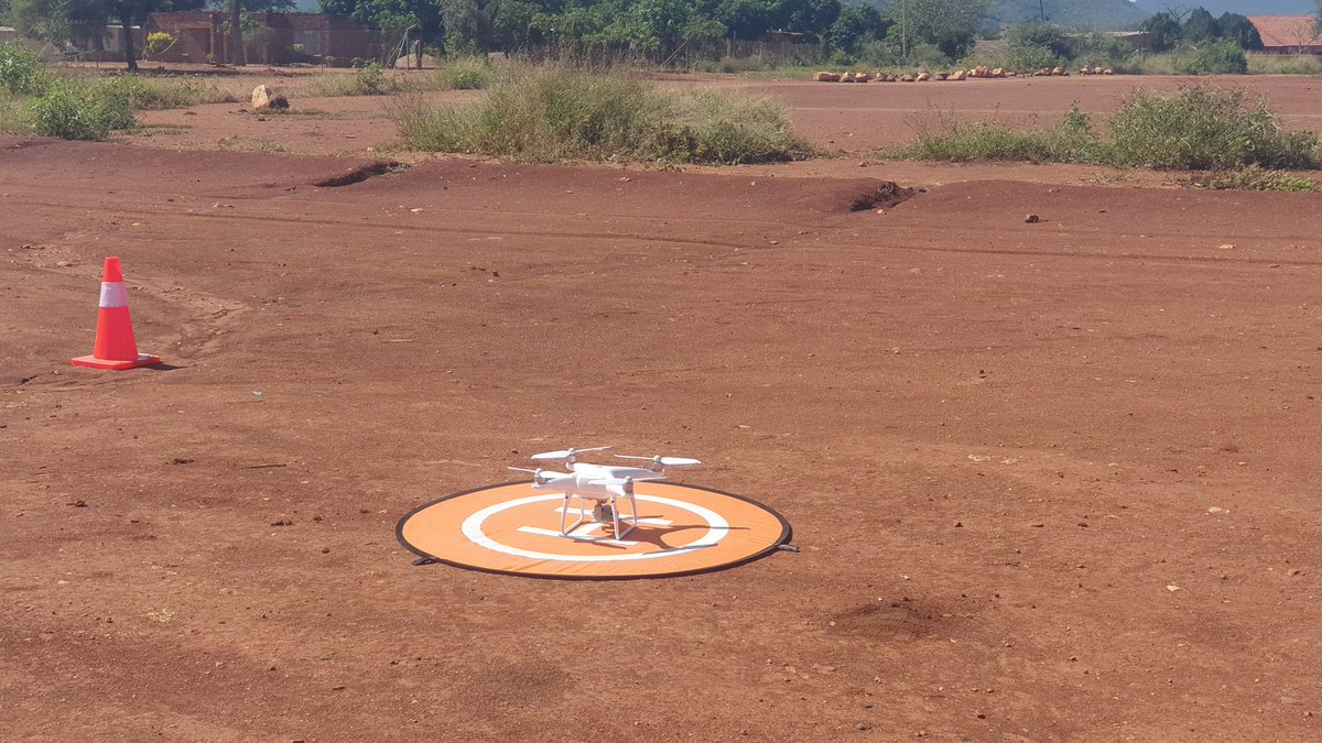 MikeMaringa's tweet image. Tzaneen municipality &amp;amp; SAPS are using drones to monitor Lockdown Regulations Compliance at Muhlava Cross outside Tzaneen. #sabcnews