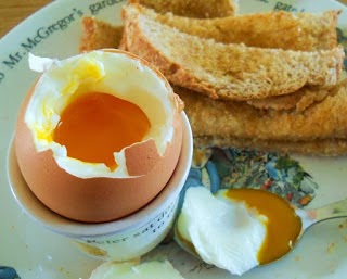 DeniseNesbitt's tweet photo. #WriteSomethingEveryDay
I LOVE eggs, indeed one of the main reasons we keep chickens is to enjoy the wonderful eggs they produce. Most days we have eggs for breakfast, poached (3 minutes no faffing) boiled (4 minutes) From from time to time we have gluts - where I experiment. https://t.co/OXYWlmKlv7