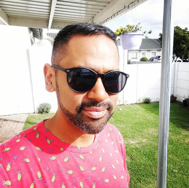 Staying home and looking great. Thanks emlynwilliams for sharing your lockdown look with us. 🍍👕