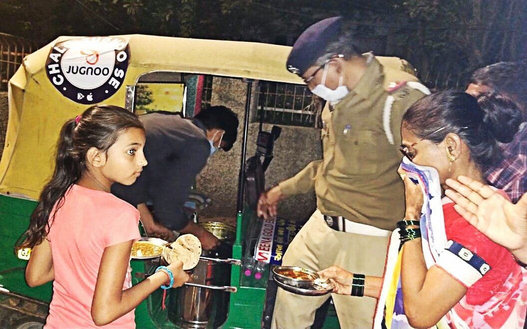 streetschool06's tweet photo. Dal,sabji,roti,rice etc food distribution to the needy.come on guys help for this kind of people who really need your help.join us and support us.more information pls contact us or message thank u all.#keepsanitizing #washyourhandsfrequently👏 #helpneedy https://t.co/BFe8PPbwJU