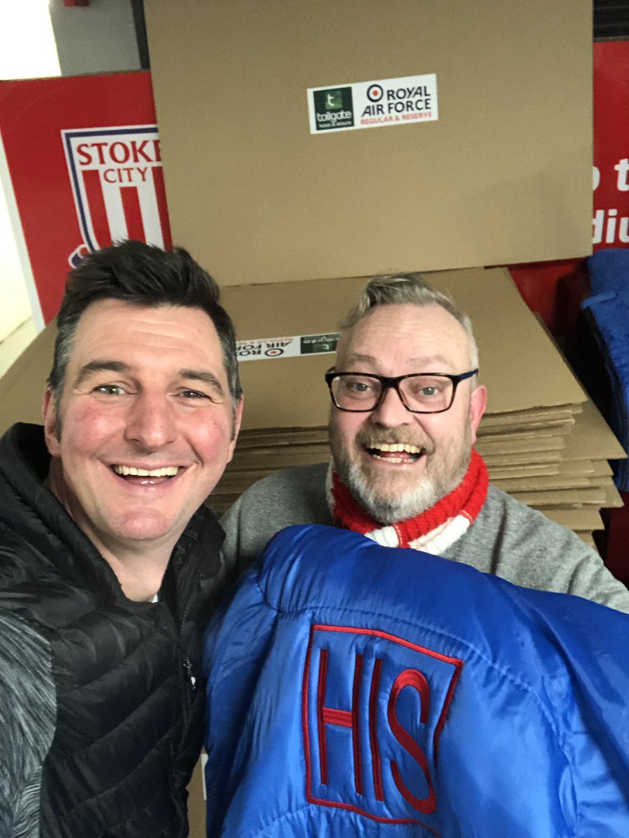 So incredibly proud of my #stokecity #bigsleepout mate <a href="/RichHumphrey74/">Richard Humphrey</a>.  <a href="/SkyNews/">Sky News</a> went to see what he’s currently up to with <a href="/h15church/">His Church</a>. 
WHAT a man in these incredibly difficult, testing times🦠 bit.ly/2zjTTlB