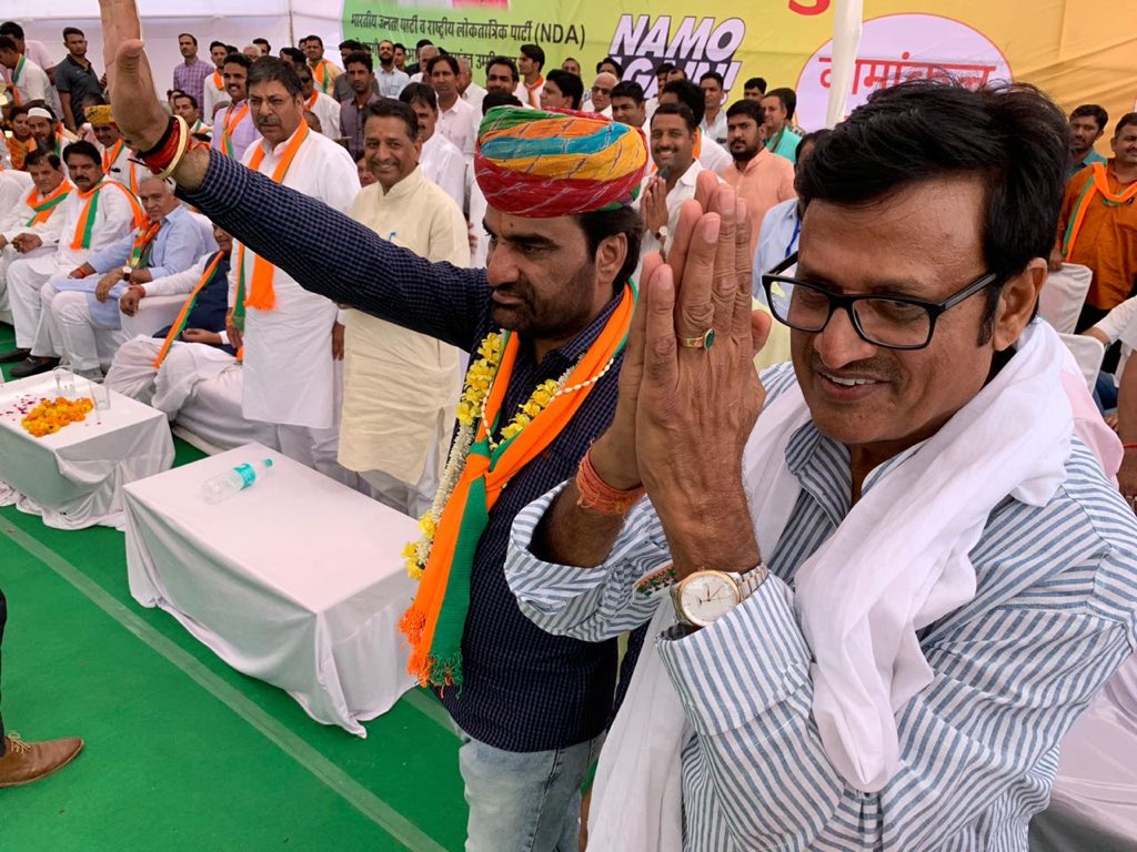 RLPINDIAorg1's tweet photo. भाजपा राजस्थान के वरिष्ठ नेता , राजस्थान विधानसभा में उपनेता प्रतिपक्ष श्री @Rajendra4BJP जी को जन्मदिवस की हार्दिक शुभकामनाएं ।
@RLPINDIAorg1 आपके उज्जवल भविष्य की कामना करते है https://t.co/sGKJEJz9rs