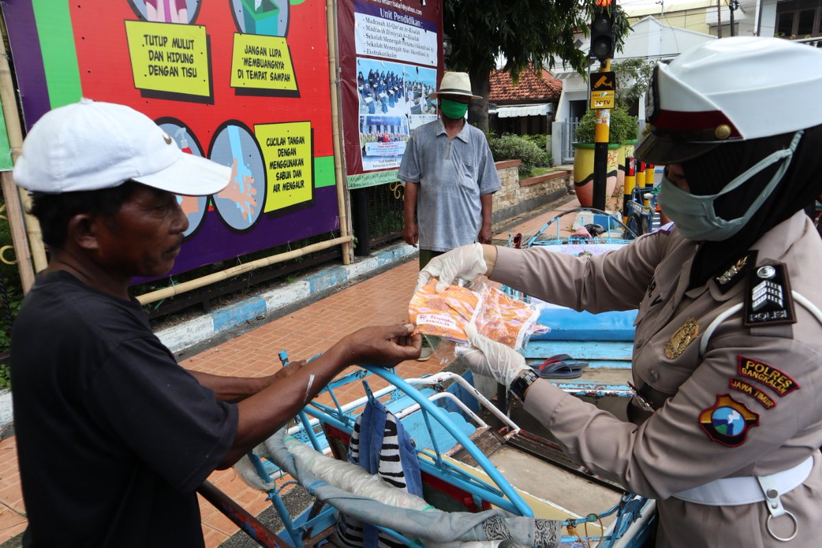 YantoTo54264671's tweet photo. Peduli masyarakat terdampak Covid-19, Polri lakukan kegiatan Bhakti Sosial untuk ringankan beban masyarakat.

#BaksosPolriPeduli https://t.co/x6YjiwPjGn