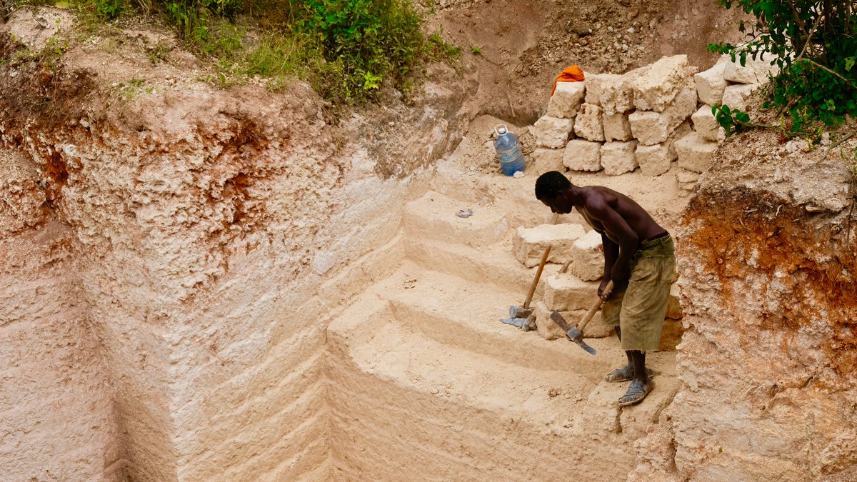 #Artisanal coral #miners continue operating as an essential livelihood in #Manda #Kenya, but are seeing a 20% drop in local brick prices due to #COVID19 pandemic. New insights from #Kenya by @Pactworld  &amp; Kirsten Dales at delvedatabase.org/about/news-and…
#COVID19ASM