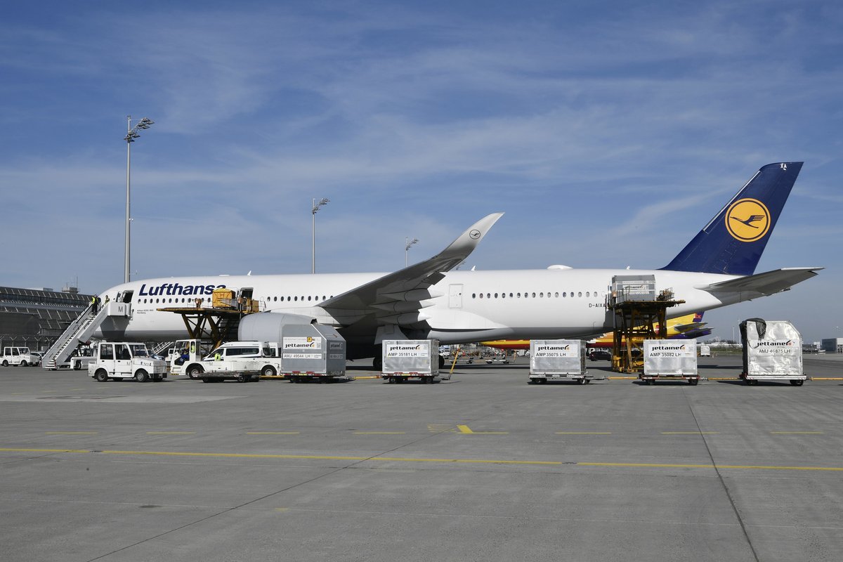 Passenger jets as freighter: Every day, two #LHA350 land @MUC_Airport with protective equipment. Lufthansa uses a total of four Airbus A350 passenger aircraft between Munich and Beijing & Shanghai to transport urgently needed protective masks. #WeAreInThisTogether