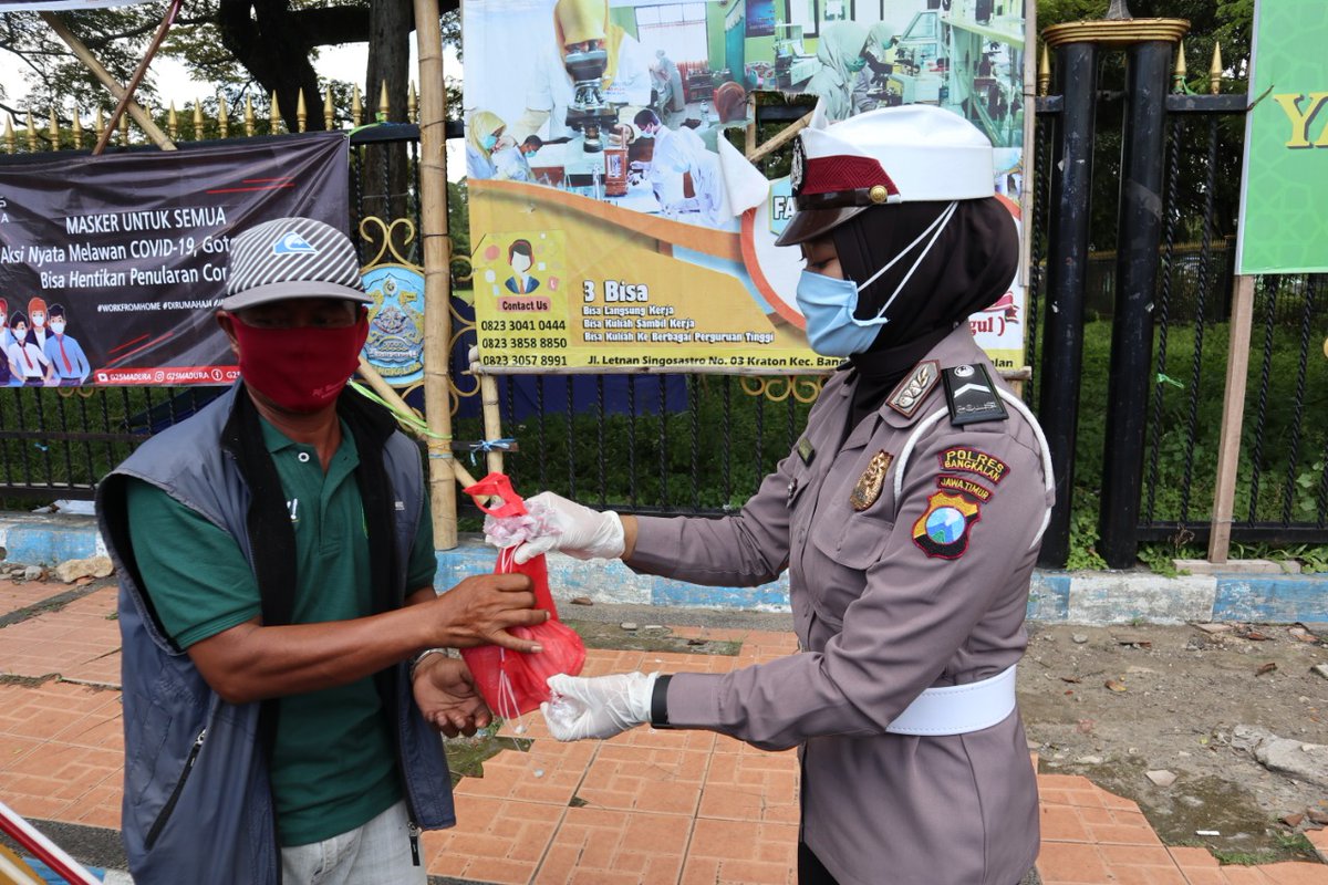 YantoTo54264671's tweet photo. Peduli masyarakat terdampak Covid-19, Polri lakukan kegiatan Bhakti Sosial untuk ringankan beban masyarakat.

#BaksosPolriPeduli https://t.co/R73J2aMYYZ