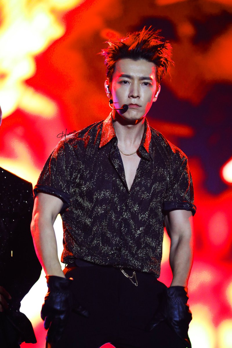 A thread yall never knew you neededDonghae's Biceps appreciation thread :