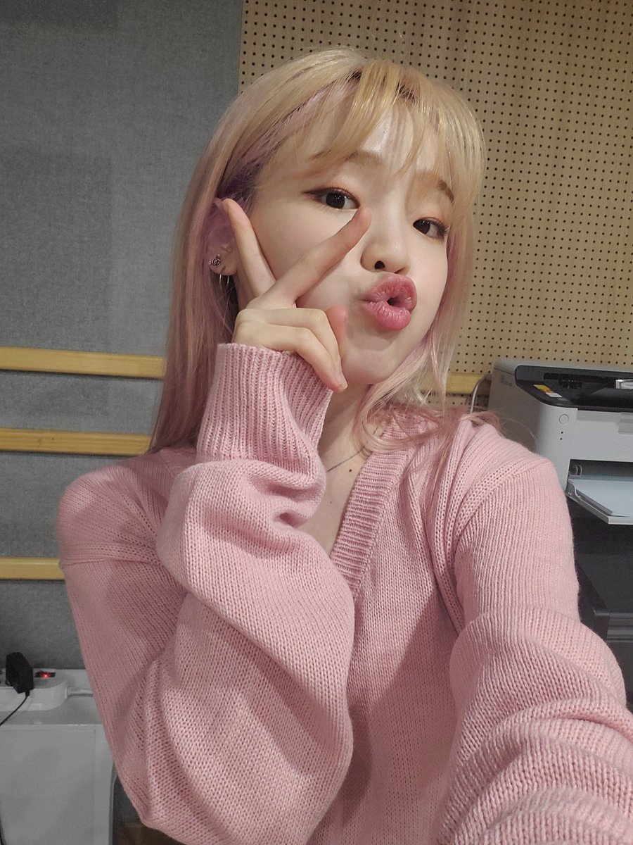 WM_OHMYGIRL's tweet photo. #5주년 #그래오주년 #크리의날
#금미미시절 #옴걸
우리 크리도 축하해-

알인아 씅히야 나는 분명히 내 폰에 남기면 올린다고했다
미리 말했따 나는 https://t.co/dskhD2ZBh8