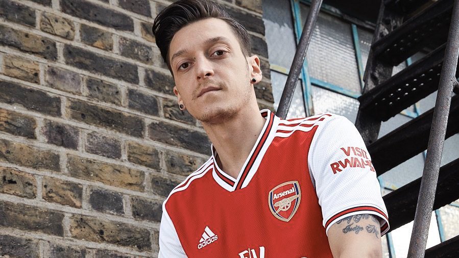 talkSPORT's tweet photo. Mesut Ozil’s acts of kindness:

✅ Paying for 1000 vital operations for children across the world

✅ Feeding 100,000 homeless people at refugee camps 

✅ Donated his World Cup bonus to help sick children in Brazil

✅ Works for the amazing children’s charity Rays of Sunshine https://t.co/jLUkmaJuRL