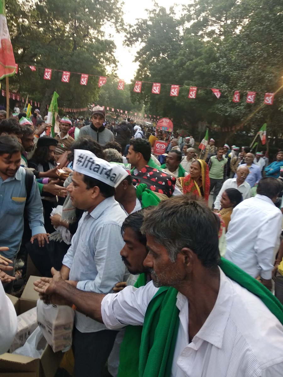 Replug: Team  #iftar4All stood in solidarity with  #FarmersMarch. It was our way to show that we understand our pain and our anndata should not go hungry and should have something to eat.We wanted to do better but it was all planned and executed within 3 hrs hours  #AboutLastYear