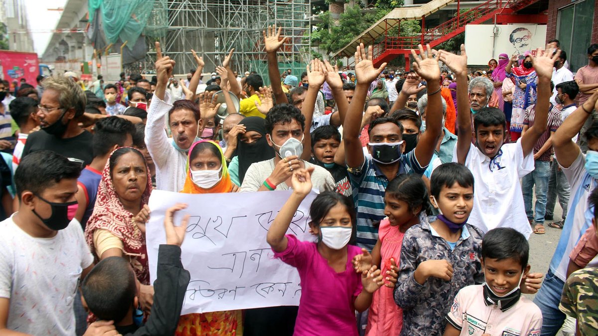 Wahiduzzaman21's tweet photo. The starving poor blocked the Mirpur 10 roundabout road demanding food aid, in Dhaka, #Bangladesh on April 21, 2020.

They carried festoon, written, "Stop giving relief based on political identity", "Give us rice and lentils" and "Deploy the army for relief distribution."

@FAO https://t.co/u65DHFftCQ