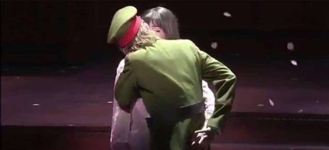 ট ইট র ゆぅー 本当だったら昨日は大劇場公演花組 はいからさんが通るの 千秋楽を見に行く予定だったのになー コロナウイルスが早く終息して早くこの場所に行きたいな 最後のキスシーン大好きです