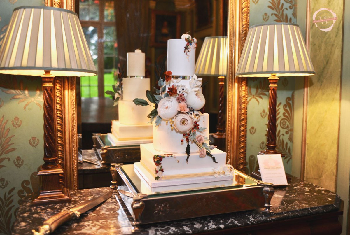 .@lilbcakery - "I strive to create beautifully whimsical wedding cakes that are not only visually stunning but also taste great. Each cake is a bespoke design to reflect you as a couple with great attention to detail, flavour and intricate sugar work." weddingvenuesinsomerset.co.uk/cakes