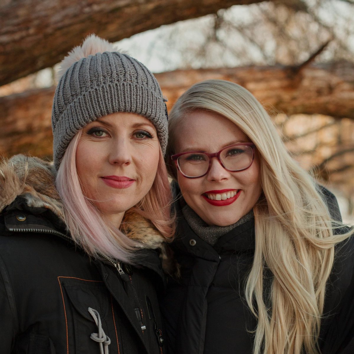 Toimittaja @JessikkaAroa on häiriköity verkossa vuosia. Ja ihan kuin se ei olisi ollut riittävän hirveää, kohteeksi joutui myös sisko <a href="/PipsaAro/">PipsaAro</a>. Lue siskosten haastattelu täältä: bit.ly/3ezE8Hg