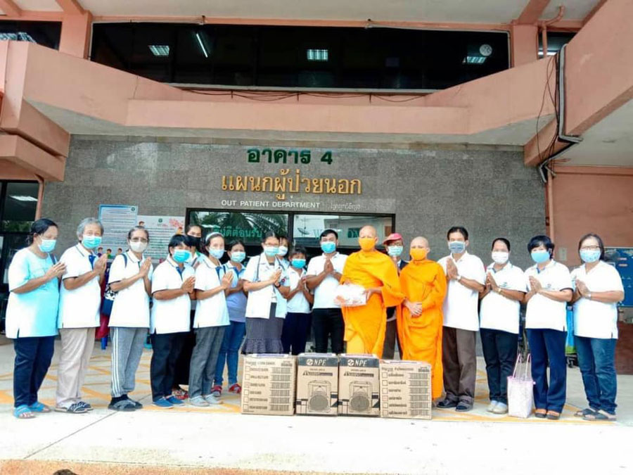 DMCupdates's tweet photo. #วัดพระธรรมกาย #มูลนิธิธรรมกาย พร้อมด้วยเครือข่ายคณะศิษยานุศิษย์วัดพระธรรมกาย และคณะผู้ใจบุญเมืองระยอง ได้ร่วมมอบชุดป้องกันไวรัสโควิด-19 แก่โรงพยาบาลในจังหวัดระยอง รวม 3,000 ชุด https://t.co/JFG7e8CsBd https://t.co/DxbdEfzuis