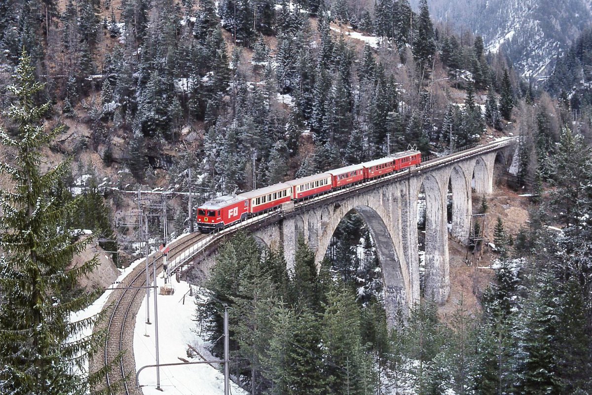 historic_rhb's tweet photo. Aus dem Raritäten -Album:
Am 3.März 1980 kams zu dieser sehr speziellen Komposition, gezogen von einer FO-Tunnellok, auf dem Weg von #Davos nach #Filisur.
#historic_rhb #rhätischebahn #mgbahn #graubünden #wiesenerviadukt #igzl
Photo: André Knoerr https://t.co/IS9EyGRwrP
