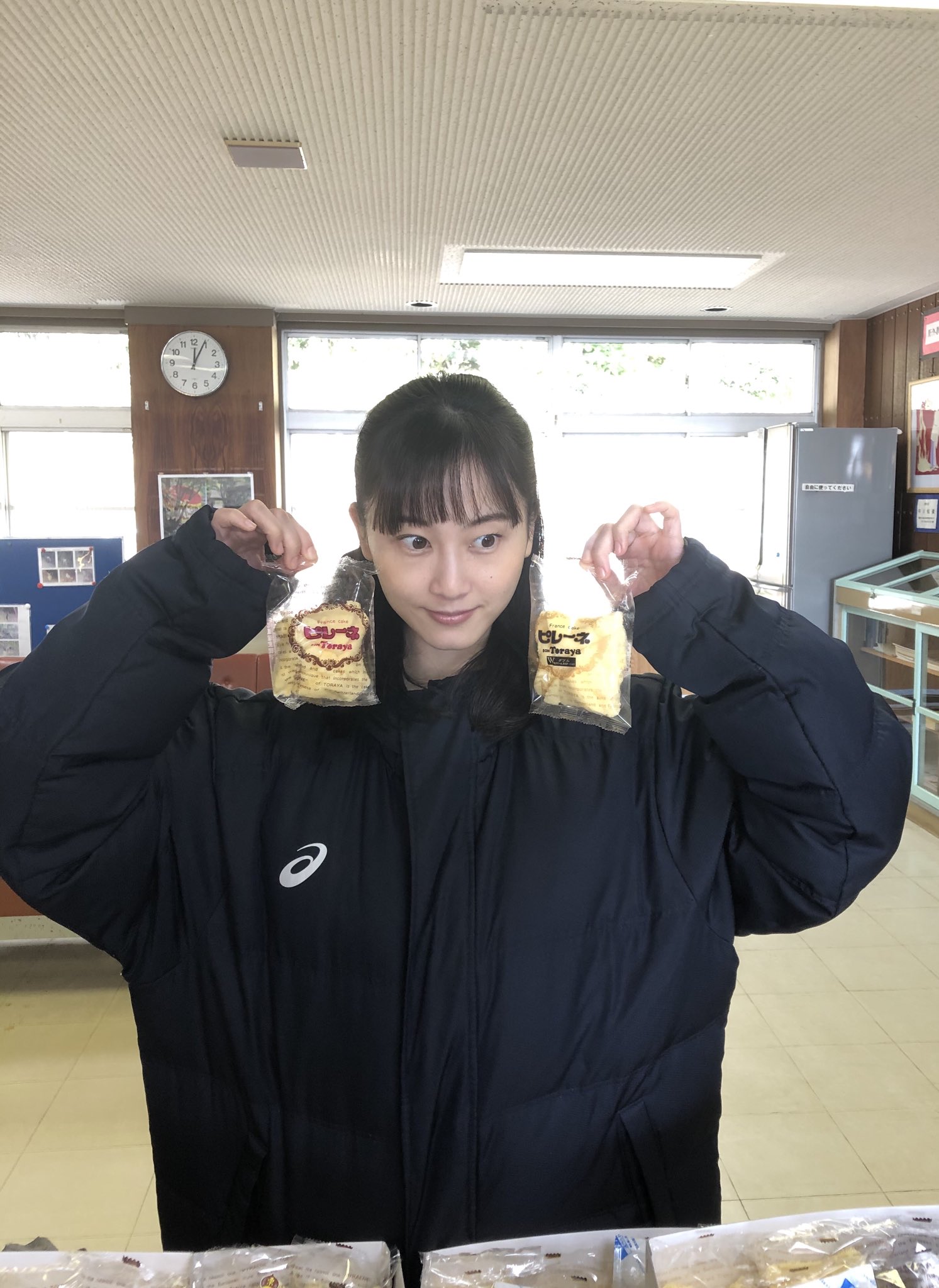 松井玲奈オフィシャルインフォメーション Nhk連続テレビ小説 エール 豊橋ロケでのオフショット 松井さん的思い出のロケ地で 最強豊橋名物のピレーネを大量に差し入れさせていただきました ベンチコートの中は 黄色いワンピースです また