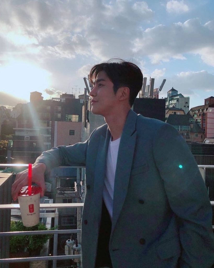 found the original pic. somebody photoshopped his wings away to hide the fact that hes an angel🧚🏻‍♂️