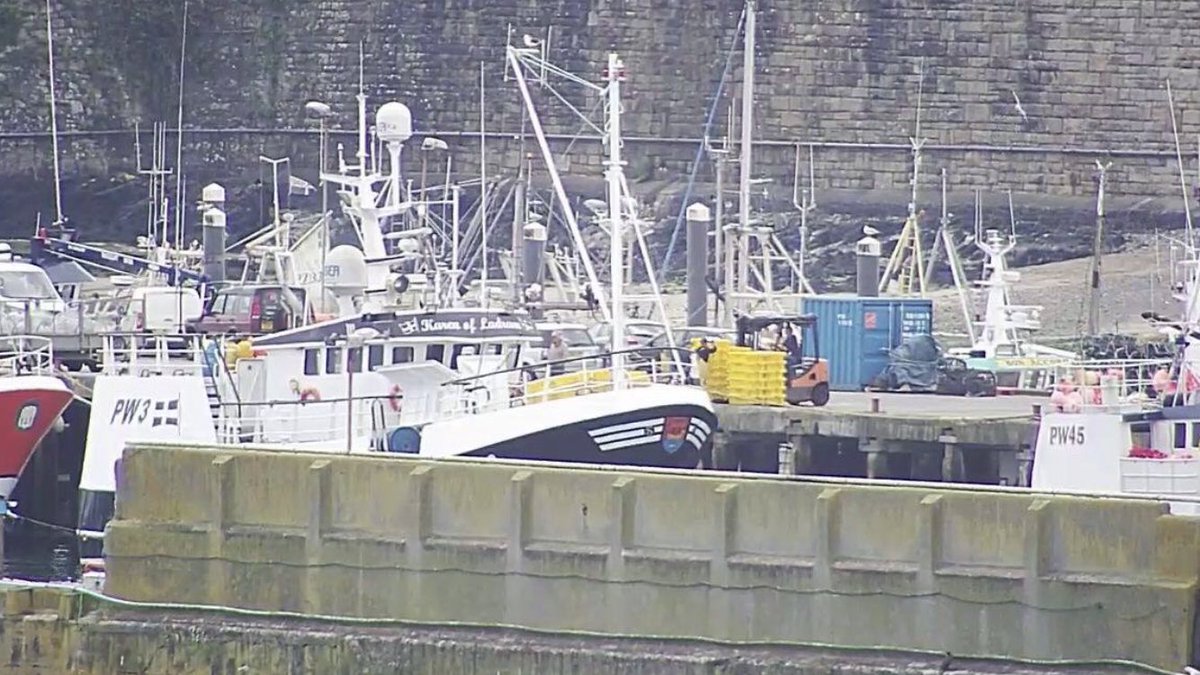 NewlynFishing's tweet photo. Now looking forward to few days Family/Shore-time after landing their hard earned harvest of #FreshCornish Fish is #SkipperSid &amp; Crew ‘KarenOfLadram’ with #CornishTurbot’ Brill’ Monkfish ect 4 #CornishExport to @Brixhamfishmkt ThursAuction @simonpw3 #EatMoreFish #StaySafeInside https://t.co/bsseQQK0kW