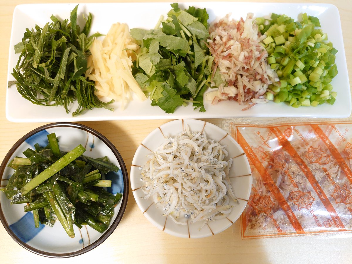 豚 左から 大葉 生姜 三つ葉 ミョウガ 小葱 リュウジさんの悪魔の壷ニラ しらす かつおぶし これらを好きな組み合わせで薄揚げを食べる 手巻き寿司みたいな楽しい感じになる 一人だけどね 醤油以外にも めんつゆ そのままなど掛ける