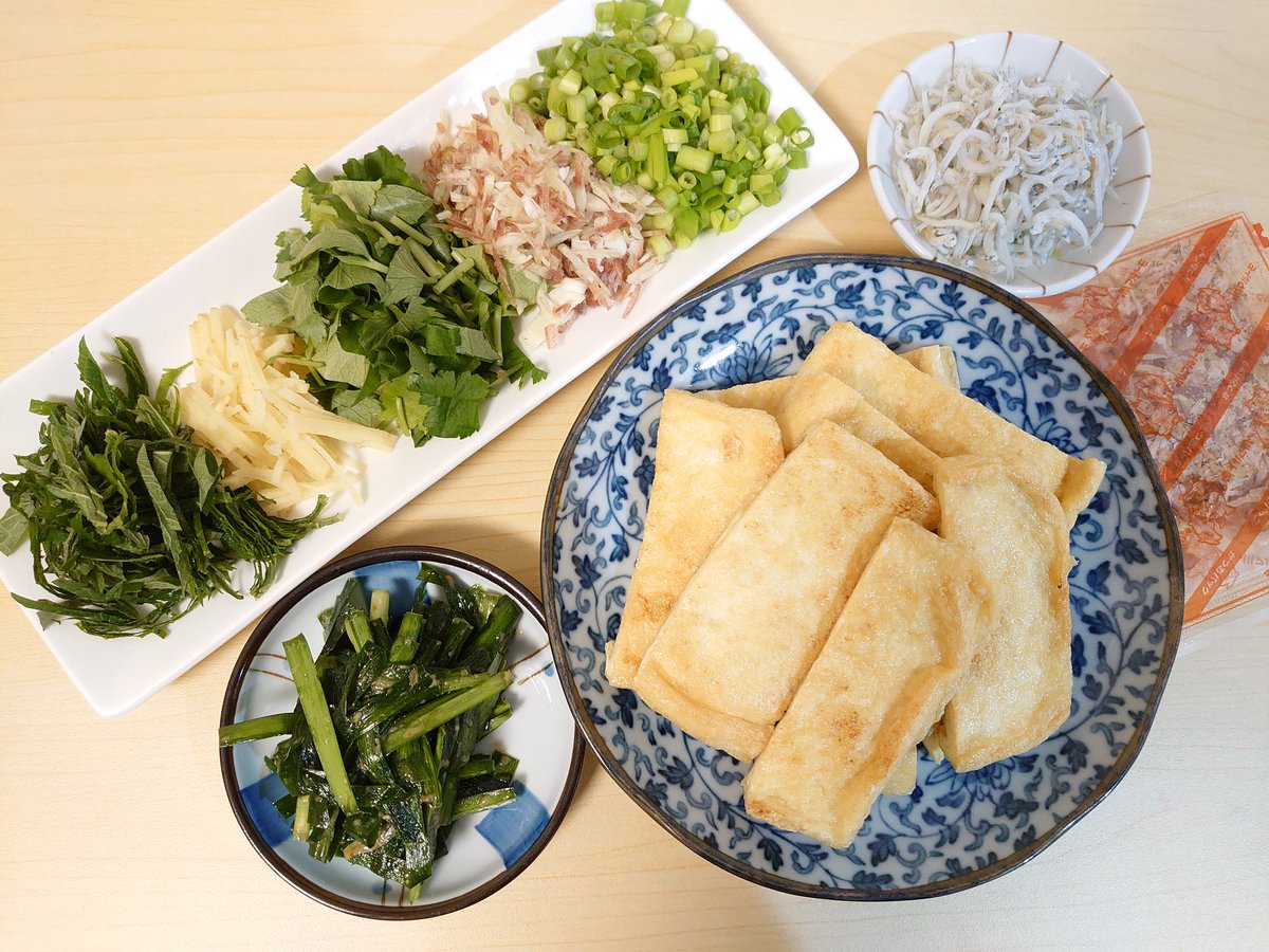 豚 左から 大葉 生姜 三つ葉 ミョウガ 小葱 リュウジさんの悪魔の壷ニラ しらす かつおぶし これらを好きな組み合わせで薄揚げを食べる 手巻き寿司みたいな楽しい感じになる 一人だけどね 醤油以外にも めんつゆ そのままなど掛ける