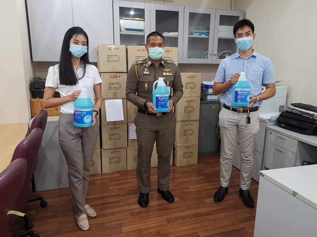ขอขอบคุณ บริษัท ที. เค. อินกอต แอนด์ ลิเควทชั่น จำกัด และ บริษัท นิวโซลูชั่น (ไทยแลนด์) จำกัด โดย คุณกิตติพศ ธนะเลิศลาภ ได้มอบแอลกอฮอล์ล้างมือ ยี่ห้อ คุรินเนะ (Kurin - ne)  ขนาด 3,500 มิลลิลิตร จำนวน 160 ขวด แก่ ตร.

#โควิดเราต้องรอด #covid19 #น้ำใจคนไทย #คนไทยไม่ทิ้งกัน