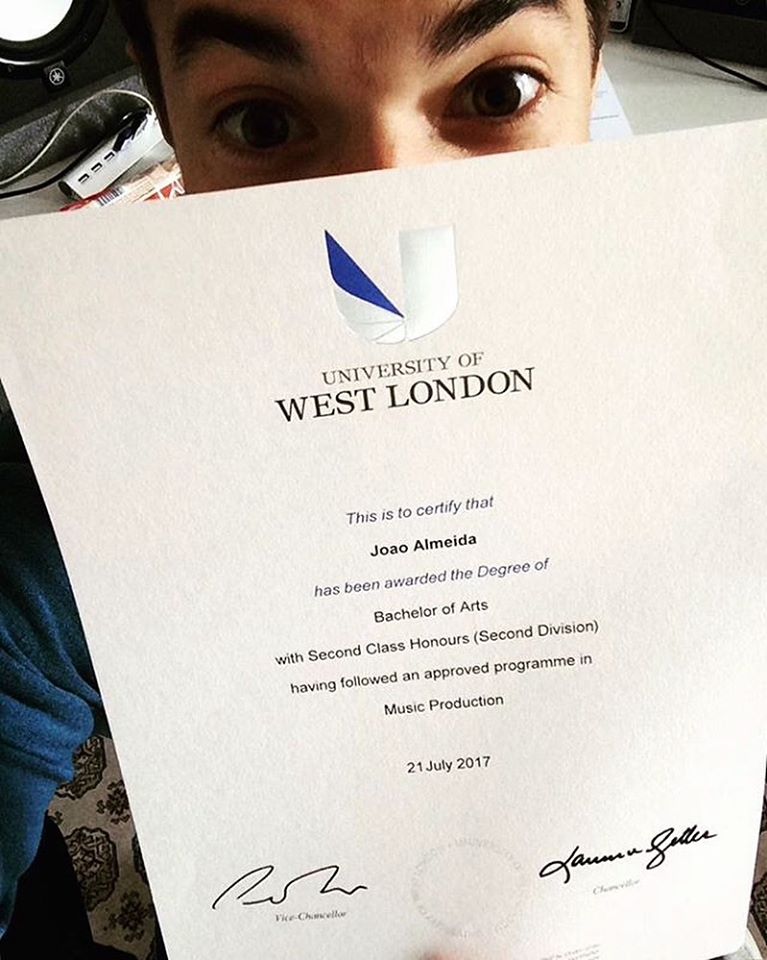 GoodjohnProd's tweet image. SHOW OFF TIME- Quem sabia que eu tirei licenciatura de produtor musical em Londres? CapeloÉ verdade sim senhor, já la vão quase 3 anos! Se isto faz de mim melhor produtor que os outros ? Definitivamente que não! Mas lá que vai ficar para sempre bem no meu currículo, isso vai! 😎